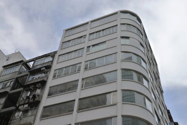 Modern bina cephesi ve bulutlu gökyüzü alçak açılı, 15 Ağustos 2021, Hong Kong  