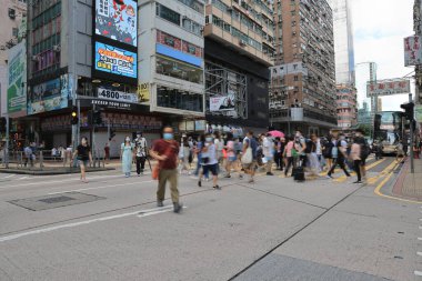 15 Ağustos 2021 Mong Kok 'taki işlek cadde, insanlar Trhe Yolu' nu geçiyor.