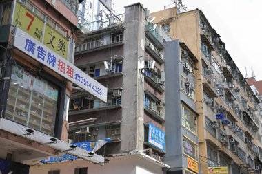 15 Ağustos 2021, Mong kok 'taki dükkanları ve restoranları olan çok katlı binalar.
