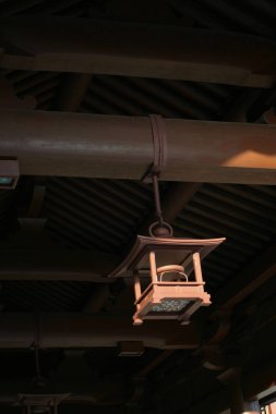 26 Aralık 2004. Çin verandasındaki ahşap lamba.