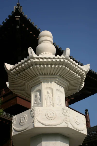 Gru 2004 Tradycyjna Kamienna Lampa Klasztorze Chi Lin — Zdjęcie stockowe