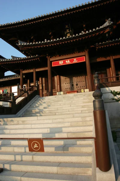 Дек 2004 Chi Lin Nunnery Tang Style Temple Hong Kong — стоковое фото