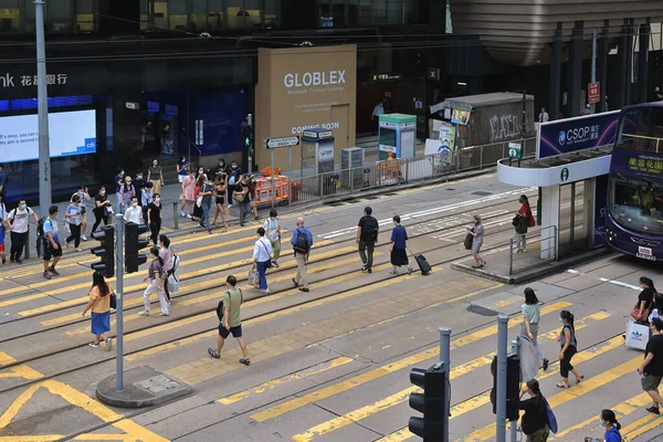 Ago 2021 Los Peatones Cruzan Calle Central Hong Kong — Foto de Stock