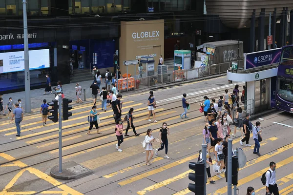 Ago 2021 Los Peatones Cruzan Calle Central Hong Kong — Foto de Stock
