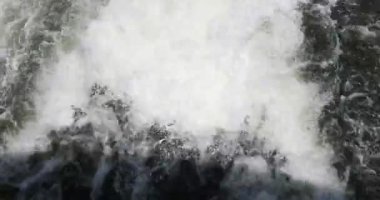 Deniz suyunda tekne izi, hareket eden beyaz köpük.