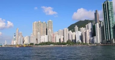 Merkez ve Batı Kennedy Kasaba Bölgeleri 'nin deniz manzaralı binaları. Pov, Hong Kong' a hareket ediyor. 20 Ağustos 2021.