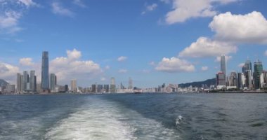 Victoria Limanı 'nın deniz manzaralı binaları. Pov, Hong Kong' da hareket ediyor. 20 Ağustos 2021.
