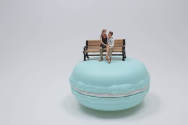 Aşığın mini makarnası üzerine oturur.