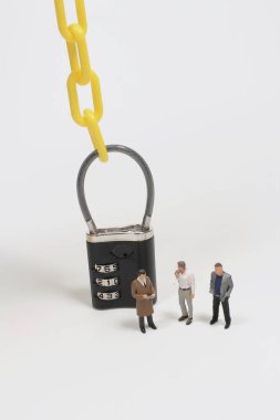 Asma kilit ve zincirli mini figür