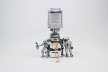Duşlu uzay gemisiyle astronotun mini figürü.