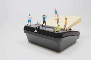 Mini figür kaykayla kayıyor.