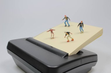 Not defterinde küçük bir figür paten kayıyor.