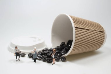 Bir grup şef kahve çekirdeği ve kahveyle ayakta duruyor.