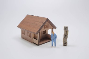 Ev ve küplü mini iş figürü. 