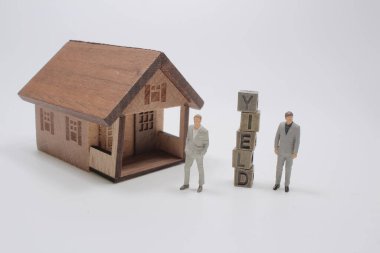 Ev ve küplü mini iş figürü. 