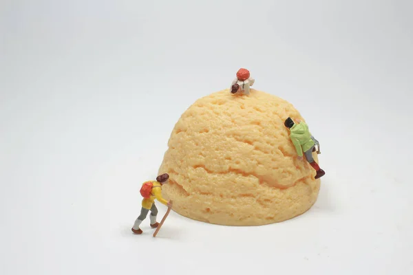 Забава Мини Людей Лазающих Гигантскому Мороженому — стоковое фото