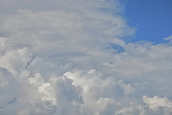 Awan Putih Dengan Latar Belakang Langit Biru — Stok Foto