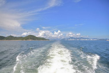 Denizde kayık izi, beyaz köpük, mavi dalgalar, güzel sırtüstü