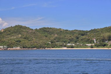 Cheung Chau adasının yeşil tepeleri güneş ışığında, Hong Kong, 20 Ağustos 2021