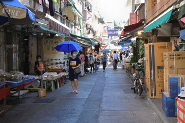 Cheung Chau, 20 Ağustos 2021 'de insanların olduğu mağazalar ve dükkanlar.