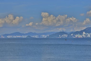 Tepeli ve şehirli deniz manzaralı, Hong Kong, 20 Ağustos 2021 