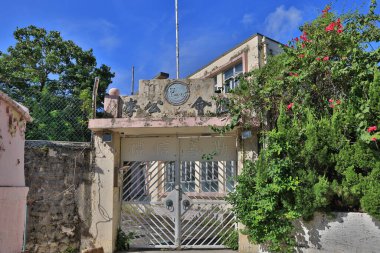 Köyün güneş ışığında okul girişi, Cheung Chau, 20 Ağustos 2021 