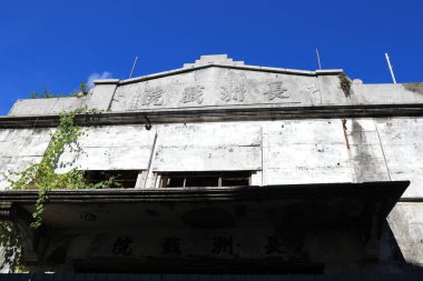 hiyeroglifler ve mavi gökyüzü ile kırsal yapı cephesi 