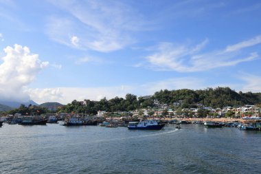 20 Ağustos 2021 Cheung Chau Hong Kong 'da kalabalık bir balıkçı limanı.