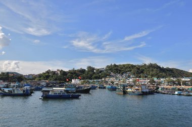20 Aug 2021 Cheung Chau Adası, Hong Kong: Limandaki geleneksel Çin balıkçı teknesi