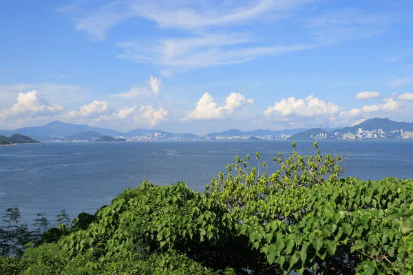 Tepeli ve şehirli yeşil ve deniz manzaralı Hong Kong, 20 Ağustos 2021 