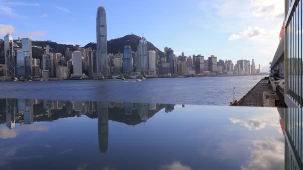 Αντανάκλαση Των Ουρανοξύστες Του Χονγκ Κονγκ Κτίρια Νερό Και Γυαλί — Αρχείο Βίντεο