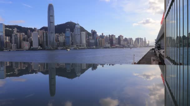 Отражение Гонконгских Небоскребов Воде Стекле — стоковое видео