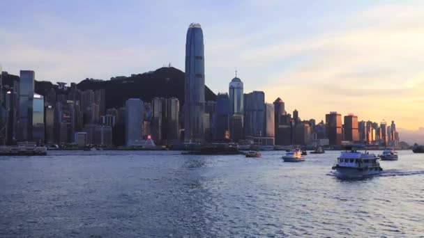 Victoria Harbor Pomalu Pohybujícími Vlnami Plavidly Pod Západem Slunce Hongkong — Stock video