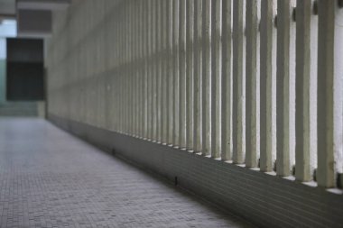 27 Ağustos 2021 Grunge beton odasının içi gün ışığında