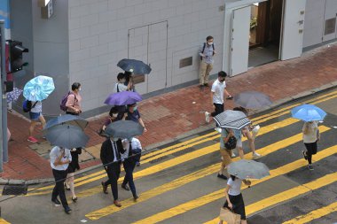 27 Ağustos 2021 Yayalar Hong Kong 'da Central' da yürüyorlar.
