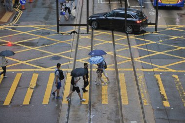 27 Ağustos 2021 Yayalar Hong Kong 'da Central' da yürüyorlar.