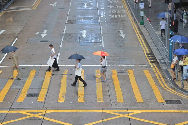 Personas Caminando Cruzando Calle Día Lluvioso Pedder Street Hong Kong — Foto de Stock