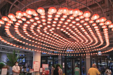 27 Ağustos 2021 Modern hafif klasik lamba hücreden sarkıyor.