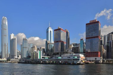 20 Ağustos 2021 Merkez, Hong Kong Viktorya Limanı boyunca Skyline