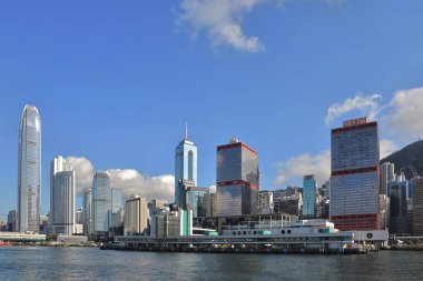 20 Ağustos 2021 Merkez, Hong Kong Viktorya Limanı boyunca Skyline