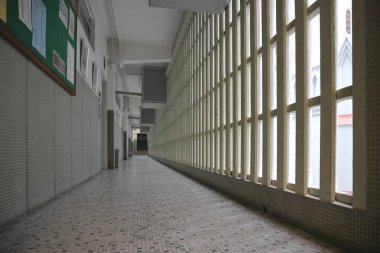 Zeminde fayanslar ve eskrim olan koridor manzarası