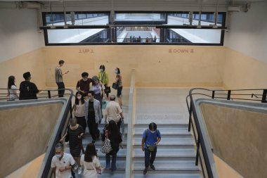 Merkez marketin merdivenlerindeki insanlar, Hong Kong, 27 Ağustos 2021 