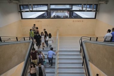 Merkez marketin merdivenlerindeki insanlar, Hong Kong, 27 Ağustos 2021 