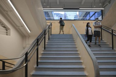 Merkez marketin merdivenlerindeki insanlar, Hong Kong, 27 Ağustos 2021 