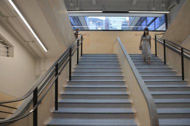 Merkez marketin merdivenlerindeki insanlar, Hong Kong, 27 Ağustos 2021 