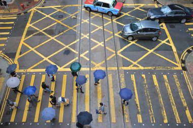  Merkez bölgedeki insanlarla yol trafiği, Hong Kong, 27 Ağustos 2021