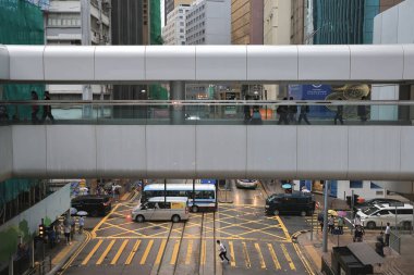  Merkez bölgedeki insanlarla yol trafiği, Hong Kong, 27 Ağustos 2021