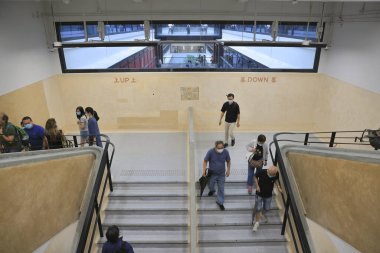 Merkez marketin merdivenlerindeki insanlar, Hong Kong, 27 Ağustos 2021 