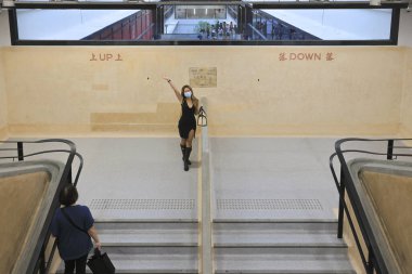 Merkez marketin merdivenlerindeki insanlar, Hong Kong, 27 Ağustos 2021 