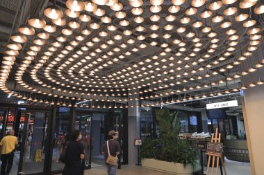  Koridorda kandilleri olan insanlar hücre, Hong Kong, 27 Ağustos 2021 'de asıldı.